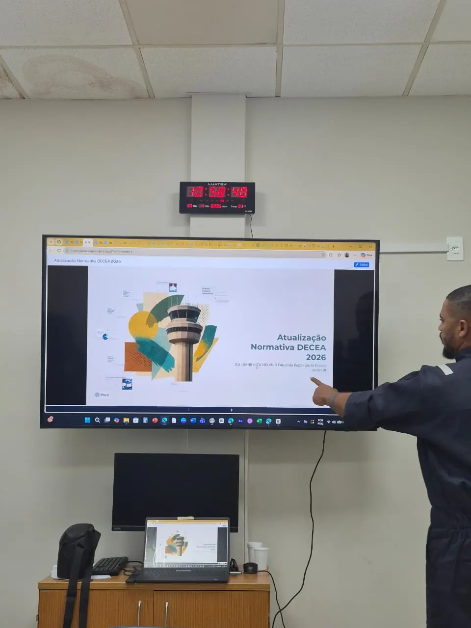 Instrutor apresenta na tela da sala de aula o material de atualização normativa do DECEA de 2026